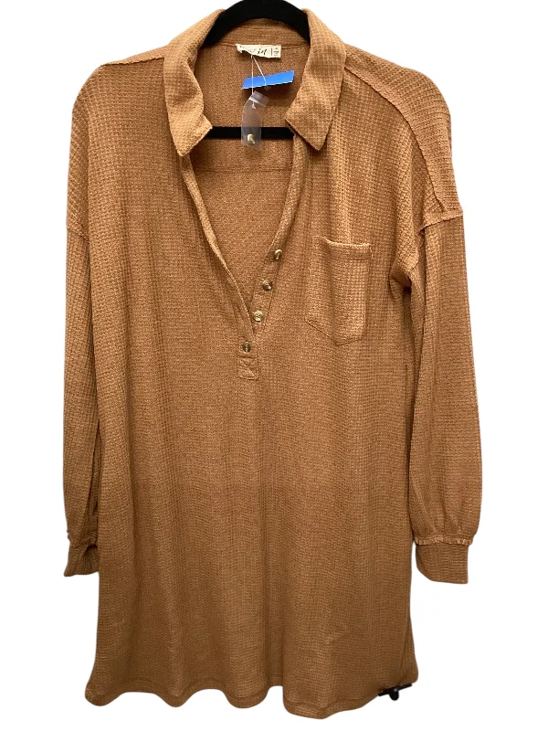 Tunic Long Sleeve By Clothes Mentor In Tan, Size: M